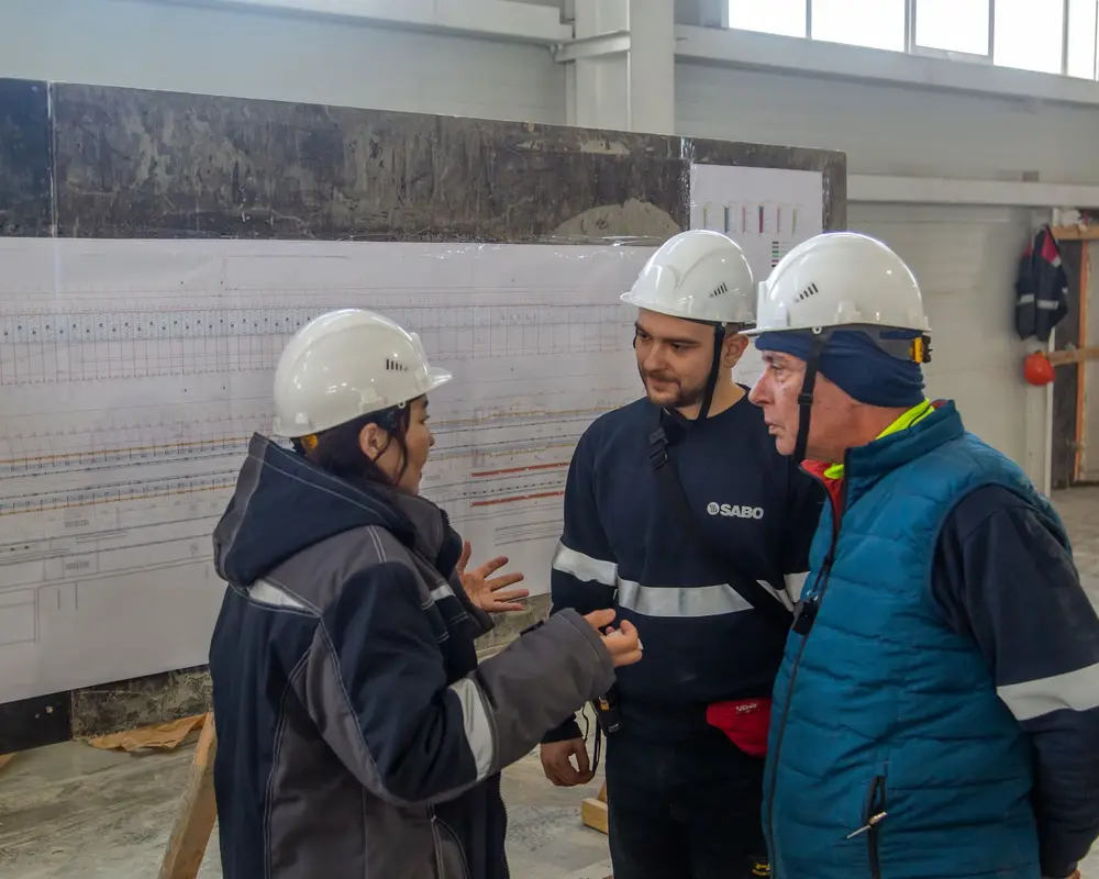 Өндірістік желілерді дайындау кезіндегі алаңдағы мамандар